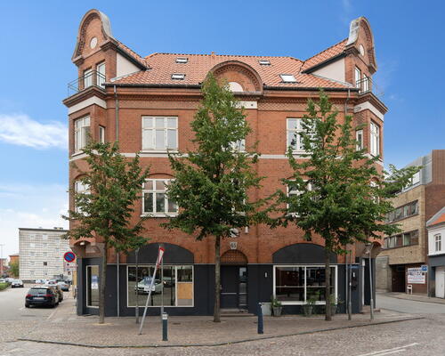 Lys 3-værelses hjørnelejlighed med plankegulve – midt i Aalborg