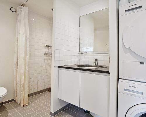 Beliggende i det meget attraktive kvarter i Valby Have med alt inden for kort afstand - flot, lys lejlighed med altan beliggende på 3. sal i ejendom fra 2007 med elevator og adgang til hyggeligt, grønt gårdmiljø
