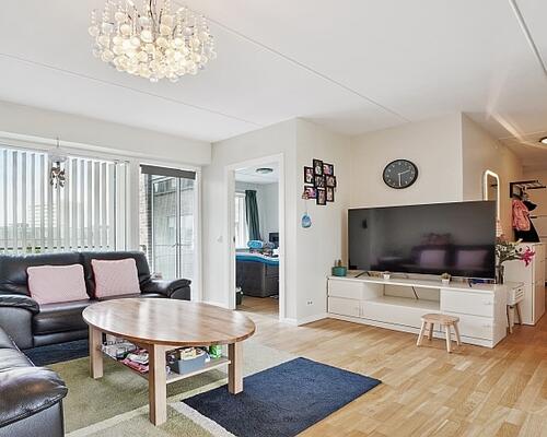 Beliggende i det meget attraktive kvarter i Valby Have med alt inden for kort afstand - flot, lys lejlighed med altan beliggende på 3. sal i ejendom fra 2007 med elevator og adgang til hyggeligt, grønt gårdmiljø