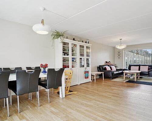 Beliggende i det meget attraktive kvarter i Valby Have med alt inden for kort afstand - flot, lys lejlighed med altan beliggende på 3. sal i ejendom fra 2007 med elevator og adgang til hyggeligt, grønt gårdmiljø