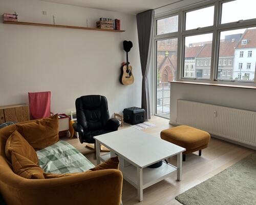 Stor 2. værelses lejlighed midt i Vejle gågade