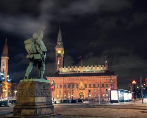 I Admiralens gård på Bryggen tæt på Rådhuspladsen .