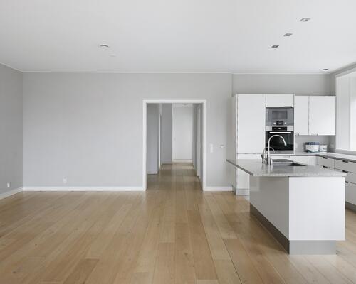 Nice newer renovated apartment with huge outdoor space and 3 bedrooms/2 bath