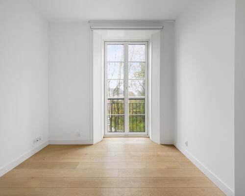 Nice newer renovated apartment with huge outdoor space and 3 bedrooms/2 bath