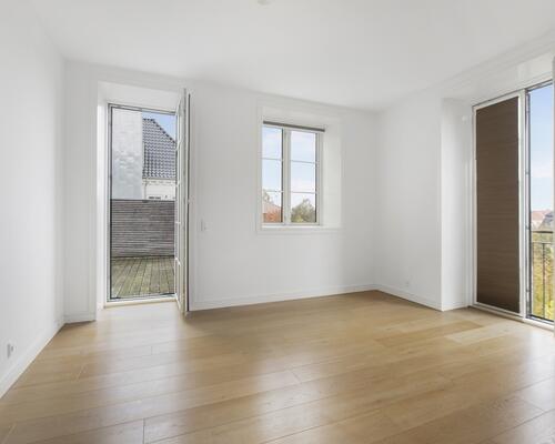 Nice newer renovated apartment with huge outdoor space and 3 bedrooms/2 bath