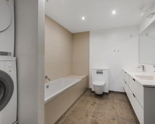 Nice newer renovated apartment with huge outdoor space and 3 bedrooms/2 bath