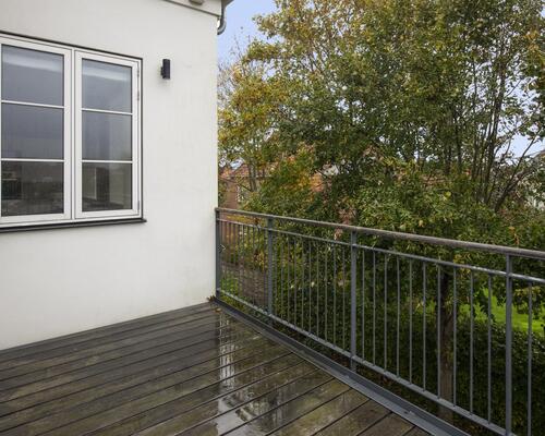 Nice newer renovated apartment with huge outdoor space and 3 bedrooms/2 bath