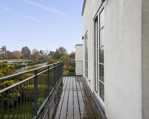 Nice newer renovated apartment with huge outdoor space and 3 bedrooms/2 bath