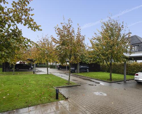 Nice newer renovated apartment with huge outdoor space and 3 bedrooms/2 bath