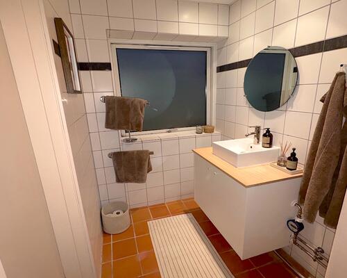 Lys lejlighed, med altan, i Gentofte
