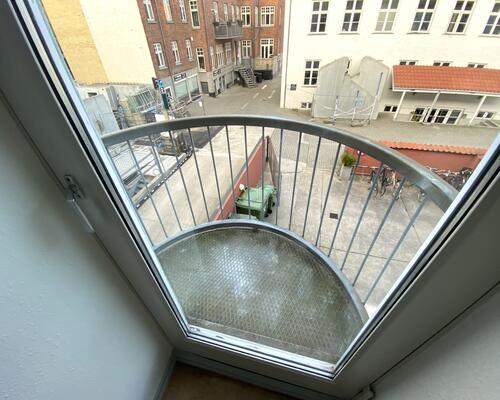 Lys lejlighed i hjertet af Odense med byliv lige udenfor