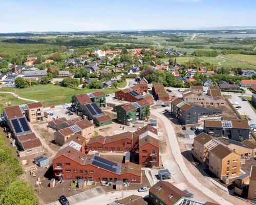 BO MELLEM GRØNNE BAKKEDRAG, NATUR OG I KORT AFSTAND TIL AARHUS