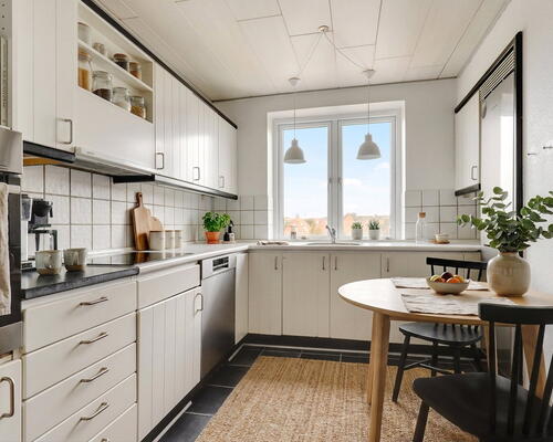 Lys og rummelig 4-værelses på 124 m2 med to altaner og nyrenoveret badeværelse