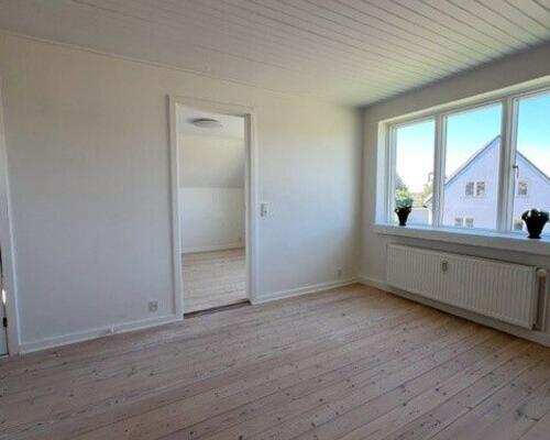 Nyrenoveret 3,5 værelses 1 sals villa lejlighed på 104 kvm