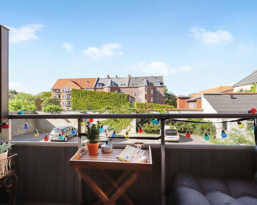 Lys 3-værelses på 80 m2 med moderniseret bad og separat køkken samt altan