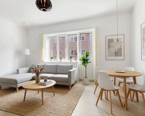 Lys 3-værelses på 80 m2 med moderniseret bad og separat køkken samt altan