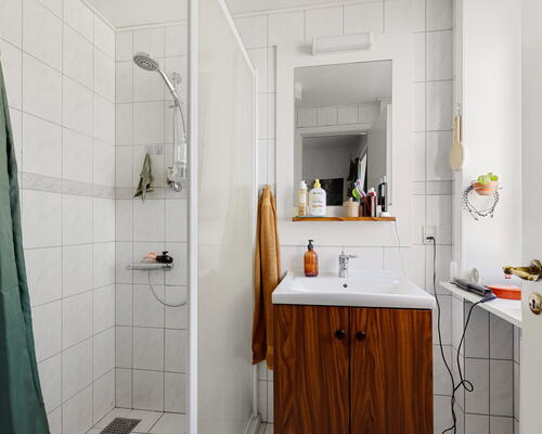 Lys 3-værelses på 80 m2 med moderniseret bad og separat køkken samt altan