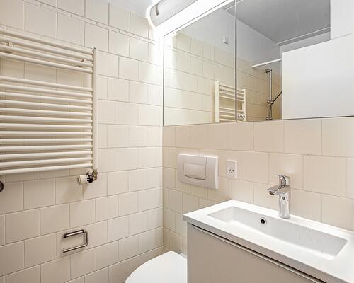 Stor og rummelig 4-vær. stuelejlighed ved Furesø med privat terrasse. Stort depotrum i kælderen og 2 badeværelser!