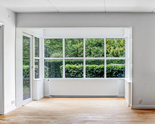 Stor og rumlig 4-værelses lejlighed på hele 123 m2 ved Furesø med både altan og terrasse. Højt til loftet og 2 badeværelser!