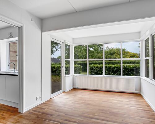 Stor og rumlig 4-værelses lejlighed på hele 123 m2 ved Furesø med både altan og terrasse. Højt til loftet og 2 badeværelser!