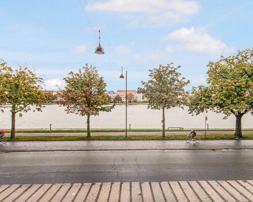Gennemrenoveret lejlighed med panorama udsigt over Søerne