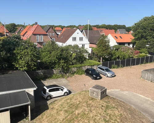 Lys 2-værelses med altan og parkering – midt i centrum