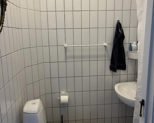 Lys 2-værelses med altan og parkering – midt i centrum