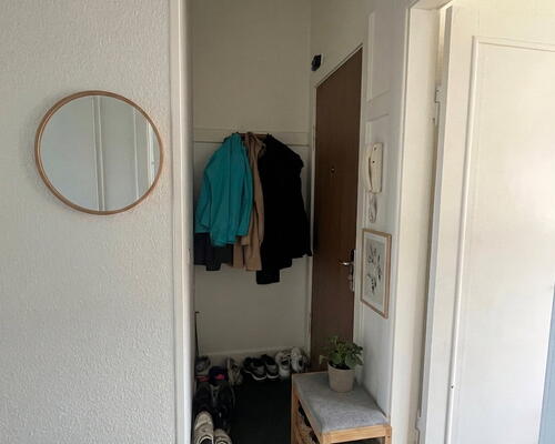 Lys 2-værelses med altan og parkering – midt i centrum