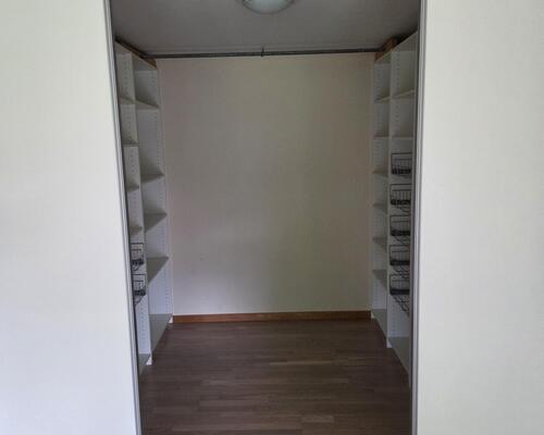 Rummeligt hus på landet med lavt forbrug, frugthave og stor terrasse – 188 m2, 7 værelser og mulighed for lade