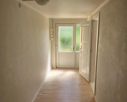 Rummeligt hus på landet med lavt forbrug, frugthave og stor terrasse – 188 m2, 7 værelser og mulighed for lade