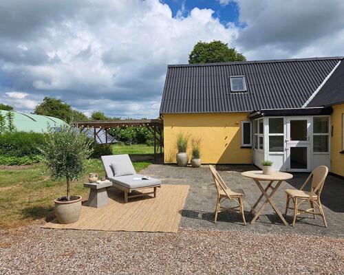 Rummeligt hus på landet med naturskøn grund og lavt forbrug (energimærke A2015), frugthave og stor terrasse – 188 m2, 7 værelser og mulighed for lade