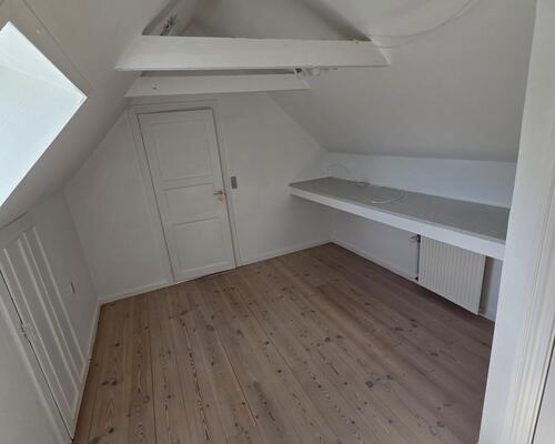 Rummeligt hus på landet med lavt forbrug, frugthave og stor terrasse – 188 m2, 7 værelser og mulighed for lade