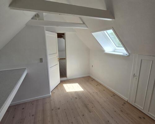 Rummeligt hus på landet med lavt forbrug, frugthave og stor terrasse – 188 m2, 7 værelser og mulighed for lade