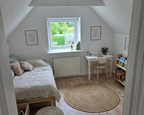 Rummeligt hus på landet med lavt forbrug, frugthave og stor terrasse – 188 m2, 7 værelser og mulighed for lade