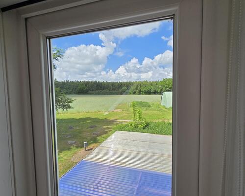 Rummeligt hus på landet med naturskøn grund og lavt forbrug (energimærke A2015), frugthave og stor terrasse – 188 m2, 7 værelser og mulighed for lade
