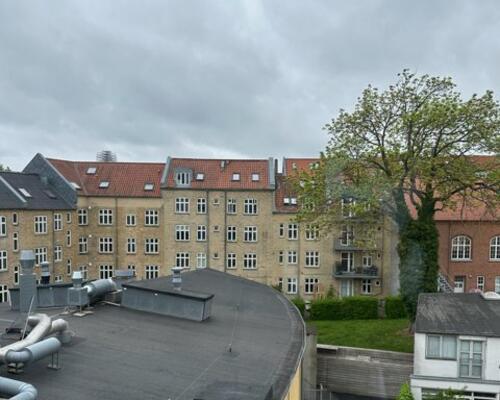4-VÆRELSES MIDT PÅ TRØJBORG MED TO ALTANER