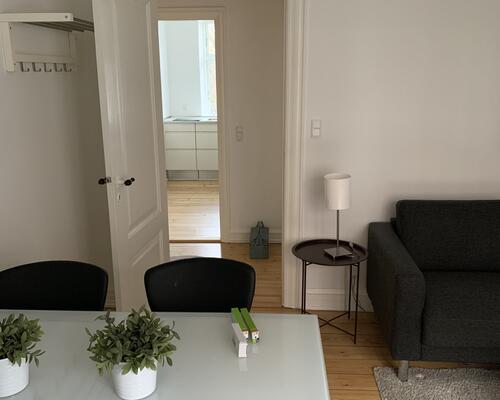 Charmerende og fuldt MØBLERET 2-værelses lejlighed på attraktive Frederiksbjerg
