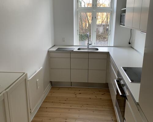 Charmerende og fuldt MØBLERET 2-værelses lejlighed på attraktive Frederiksbjerg