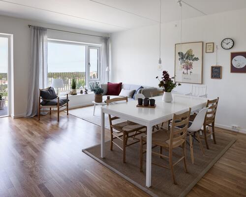 3 værelses lejlighed med delvist lukket køkken