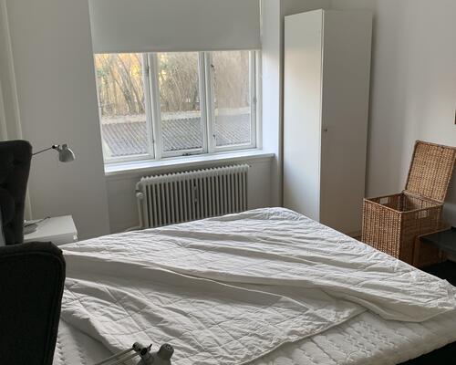 Charmerende og fuldt MØBLERET 2-værelses lejlighed på attraktive Frederiksbjerg