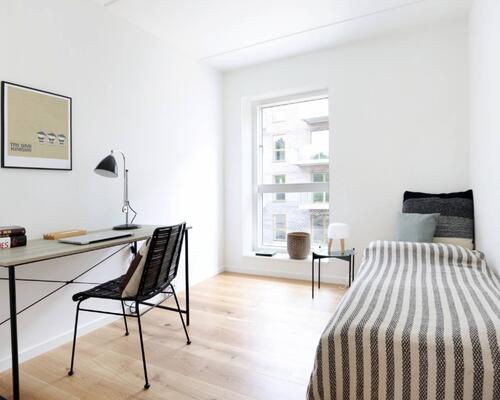 Flot 4-værelses rækkehus med lyst materialevalg, ekstra opbevarings plads og dejlig sydvendt terrasse og have - Ingen bindingsperiode!