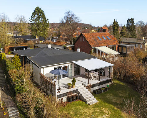 Charmerende bungalow i naturskønne Hareskovby – 149 m² tæt på skov og København udlejes et år