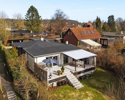 Charmerende bungalow i naturskønne Hareskovby – 149 m² tæt på skov og København udlejes et år