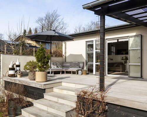 Charmerende bungalow i naturskønne Hareskovby – 149 m² tæt på skov og København udlejes et år