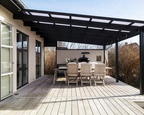 Charmerende bungalow i naturskønne Hareskovby – 149 m² tæt på skov og København udlejes et år