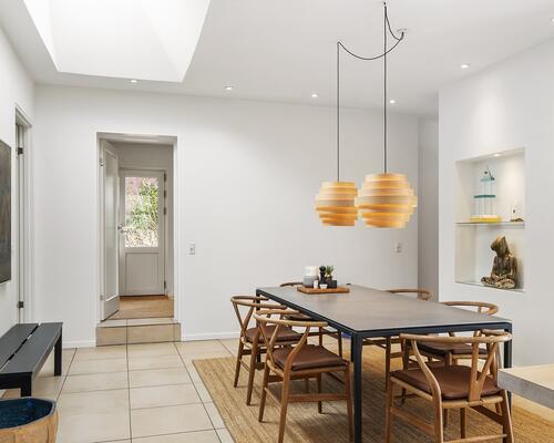 Charmerende bungalow i naturskønne Hareskovby – 149 m² tæt på skov og København udlejes et år