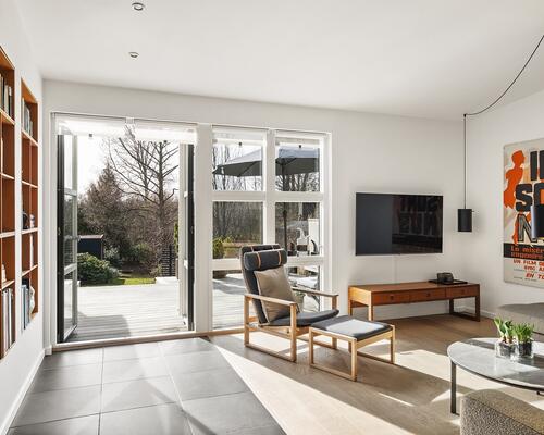 Charmerende bungalow i naturskønne Hareskovby – 149 m² tæt på skov og København udlejes et år