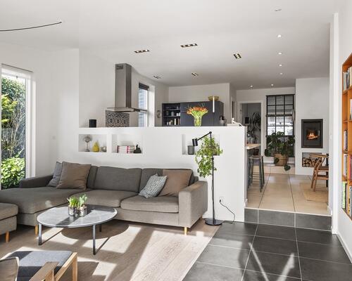 Charmerende bungalow i naturskønne Hareskovby – 149 m² tæt på skov og København udlejes et år