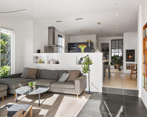 Charmerende bungalow i naturskønne Hareskovby – 149 m² tæt på skov og København udlejes et år