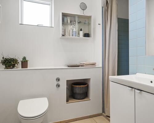 Charmerende bungalow i naturskønne Hareskovby – 149 m² tæt på skov og København udlejes et år